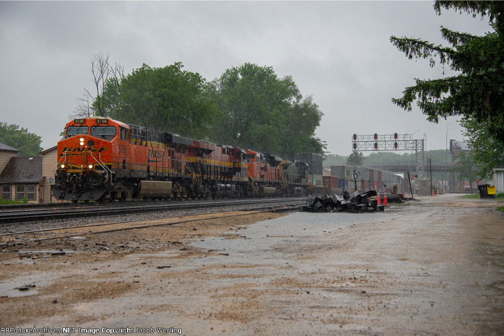 BNSF 5766